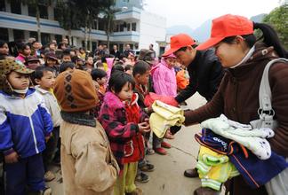 情系西南地區(qū)，捐贈愛心衣物